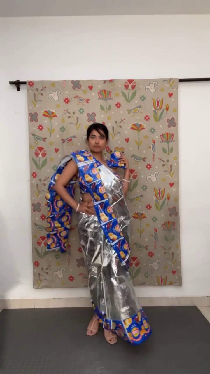 girl makes saree potato