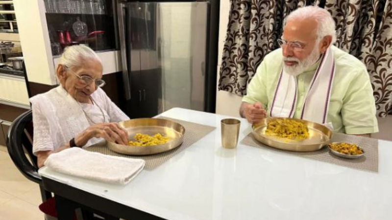 PM Modi Meets His Mother 1