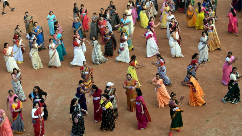 RACE IN SAREE 0 1