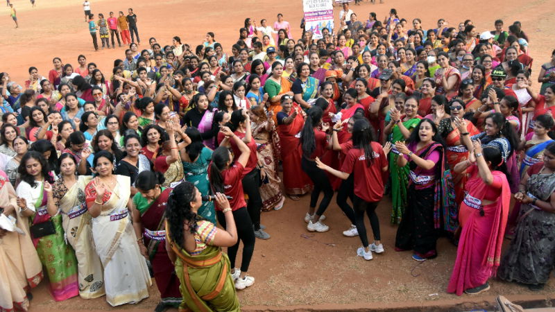 RACE IN SAREE 0
