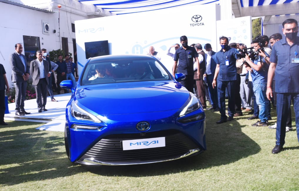 green hydrogen fuelcell EV Toyota Mirai Nitin Gadkari 1