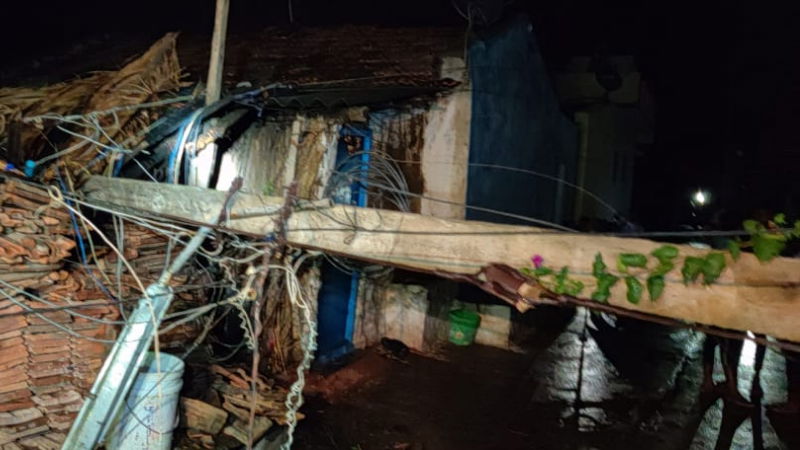 Haveri Rain house collapses woman dies 2