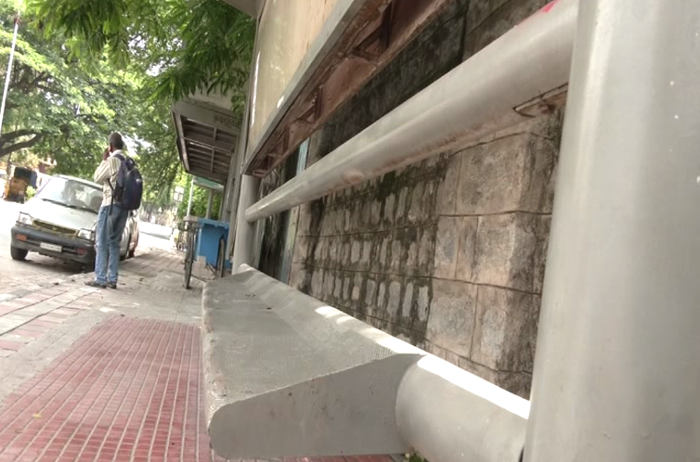 BUS STAND 6 1