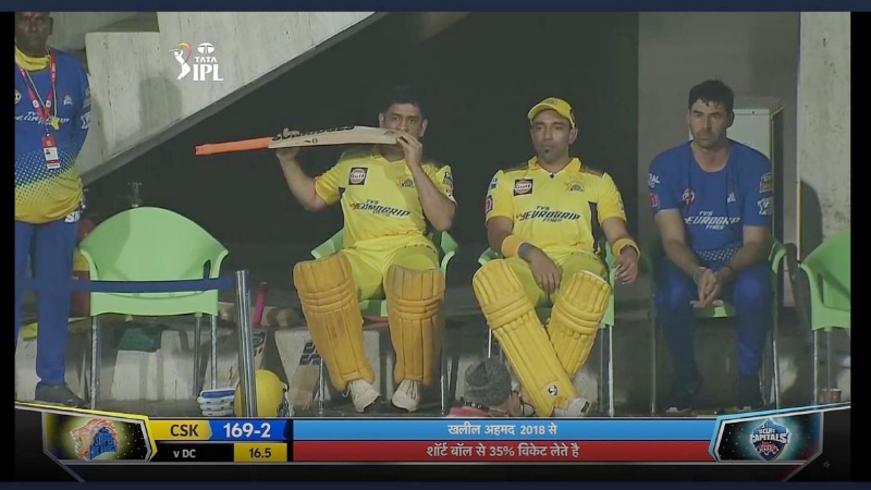 DHONI EAT BAT