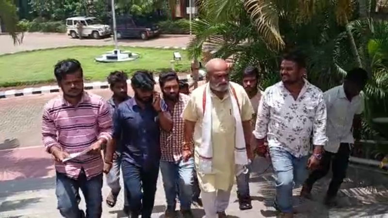 Life threatening Pramod Muthalik Hubballi 4