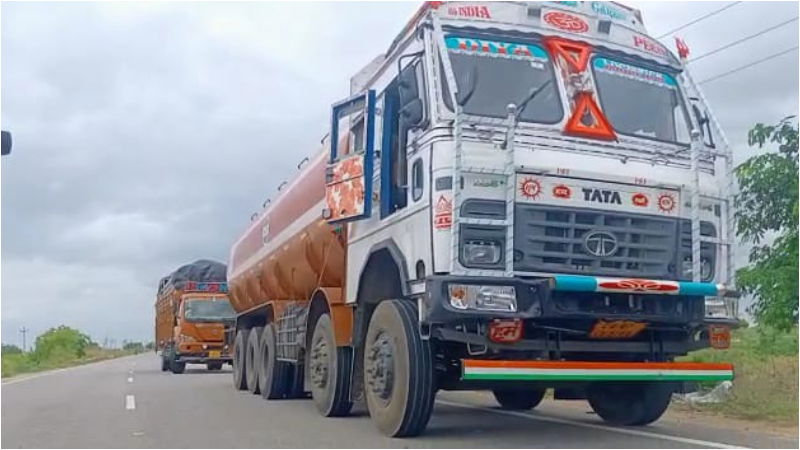 Raichur accident bike lorry 2