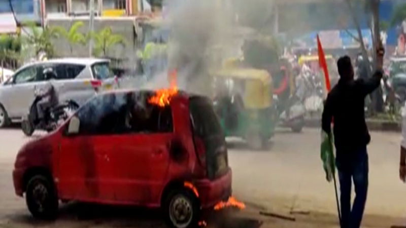 Congress protesters set a car on fire in Bengaluru 2