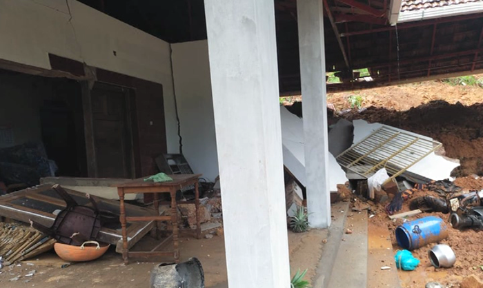 MNG HOUE COLLAPSE 1