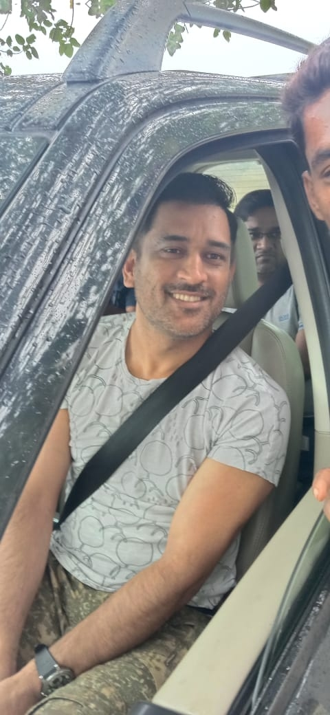 MS DHONI SELFIE