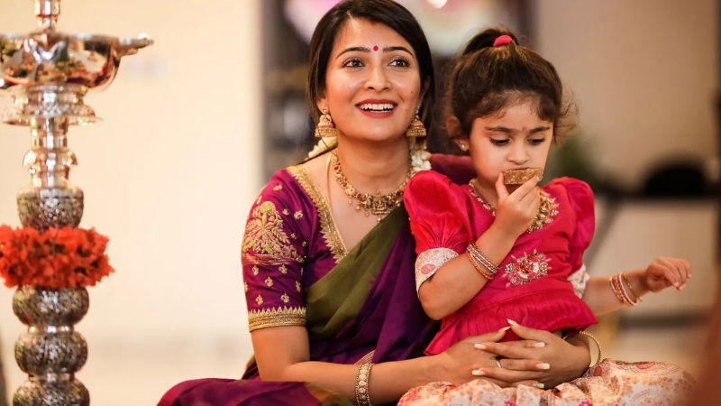 Radhika pandit 4
