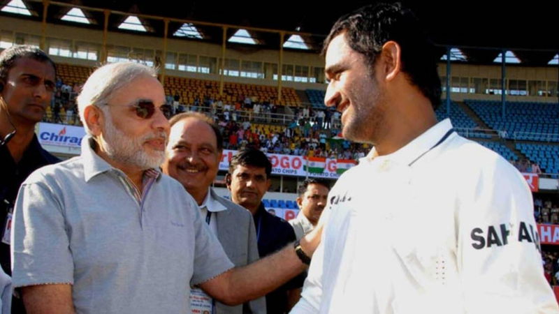Modi And Dhoni 1