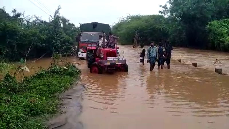 Heavy Rain In Gadag Truck Stuck On An Overflowing Bridge‌‌1