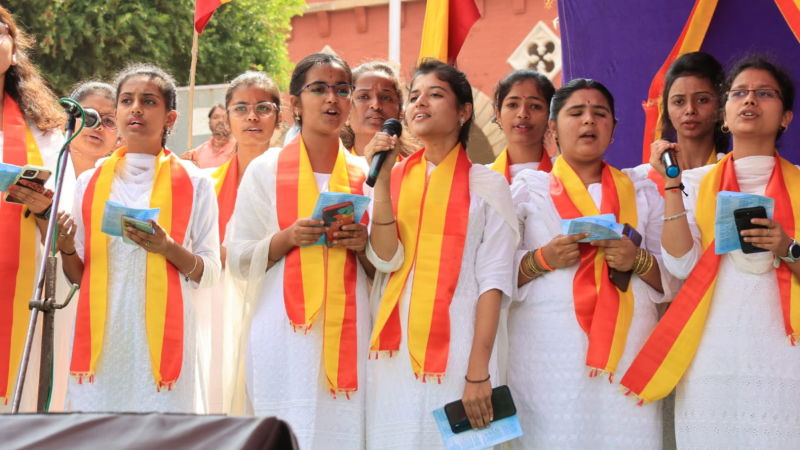 Mass singing of classic Kannada songs in dharwad pralhad joshi 2