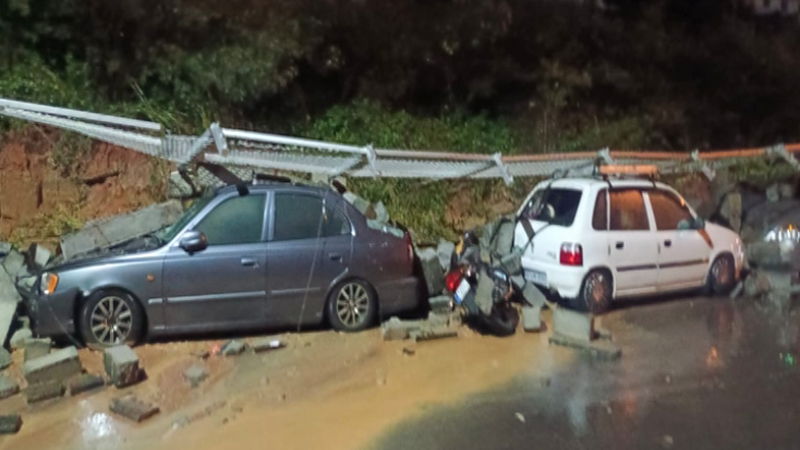 Rain hits Bengaluru roads flooded many vehicles damaged by water 2