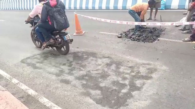 Road caves in on railway gate flyover in Belagavi 2