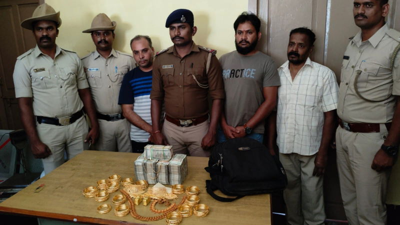 22 Lakh Cash 1 Kilo Gold Found In A Bag At SP Road bengaluru 1