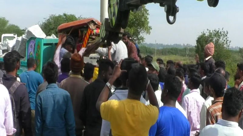 Five vehicles damaged in serial accident on bengaluru hyderabad national highway 2