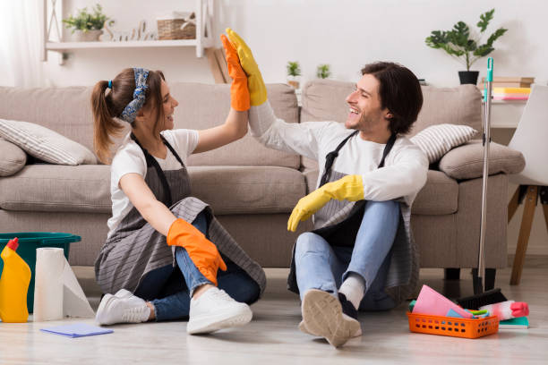 couple house cleaning