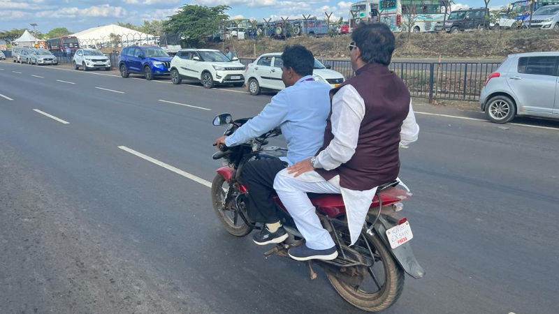 minister murugesh nirani reaches Suvarna Vidhana Soudha on Bike 1