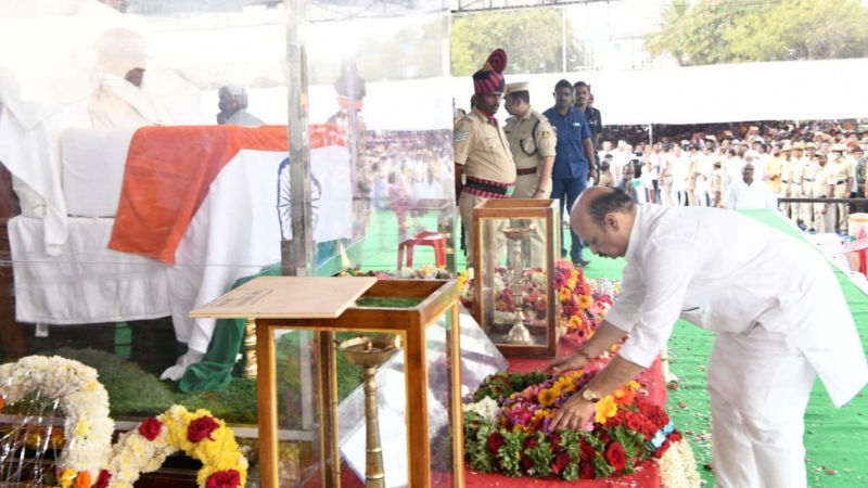 BASAVARAJ BOMMAI AND SIDDESHWARA SWAMIJI 1