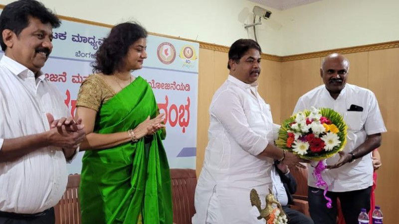 r ashok actress prema karnataka media academy Tab Disrtiubution Program 1