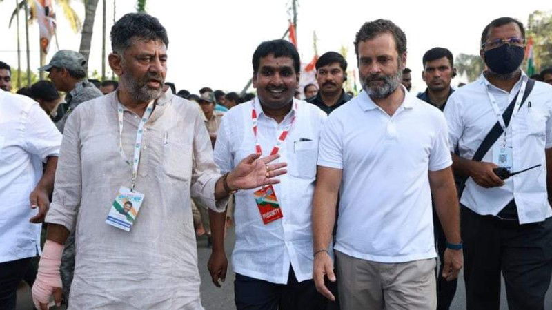 Karnataka Election 2023 Congress Fans Showers Money On Shrinivas Nelamangala 1