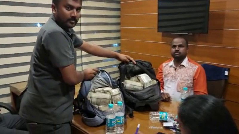 Karnataka Lokayuktha Police Trapped BJP MLA Madal Virupakshappa Son BWWSB Cheif Accountant Prashanth madal 1