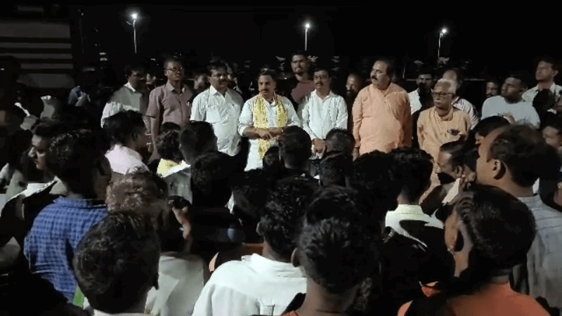 Shivaji Maharaj idol installed overnight amid opposition BJp Calls bagalkot bandh 4