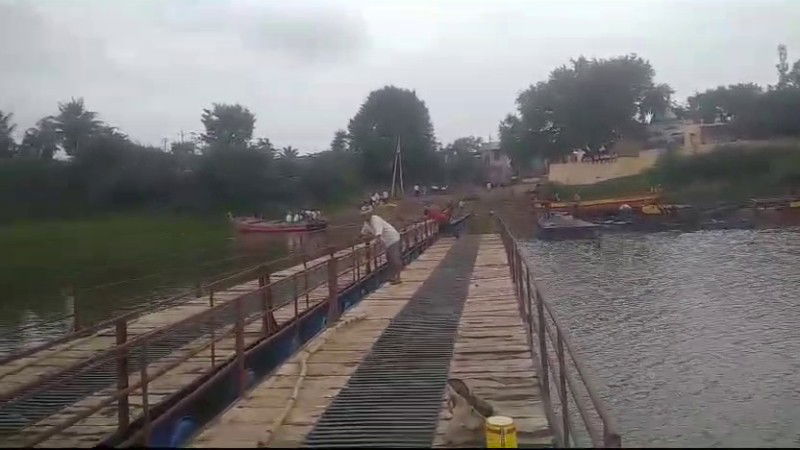 Jamkhandi Kankanwadi Farmers Build Bridge Using Barrels 1