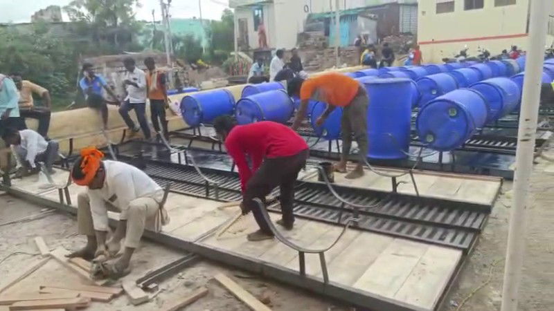 Jamkhandi Kankanwadi Farmers Build Bridge Using Barrels 2