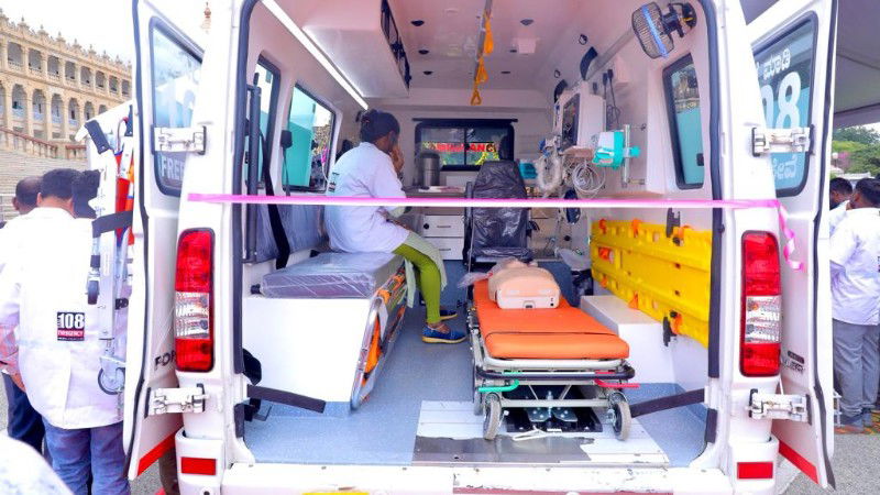 108 Ambulance services relaunched. 262 new ambulances added with advanced life support. Dinesh Gundu Rao 2