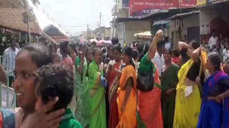 20 electrocuted as wire gets Barricade with hasanamba temple hassana