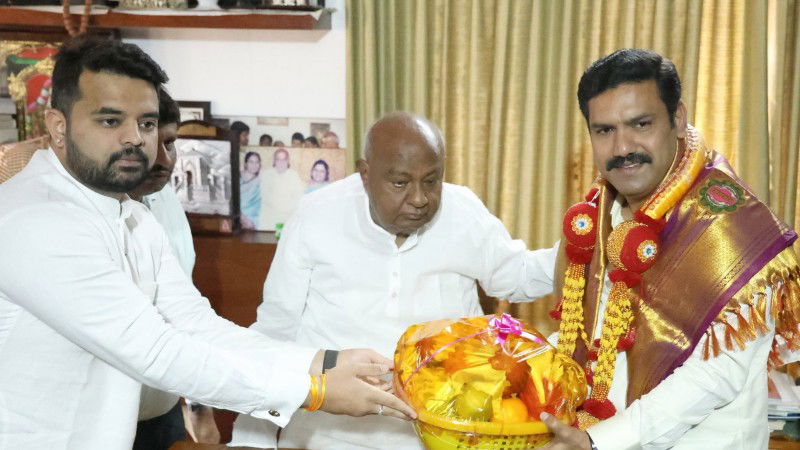 HD Deve Gowda BY Vijayendra 2