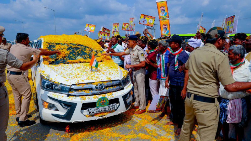 dk shivakumar road show car 1