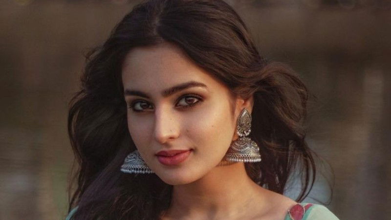 Ayesha Khan 1