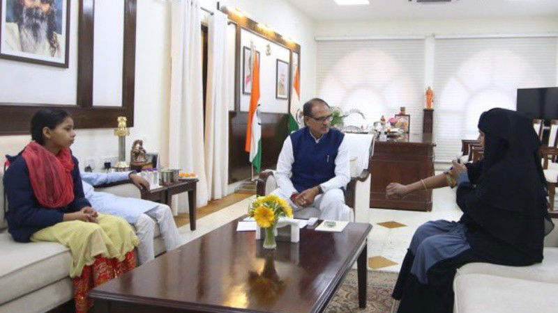 Madhya Pradesh CM Shivraj Singh Chouhan meets Muslim lady who was attacked by her husband for voting BJP 2