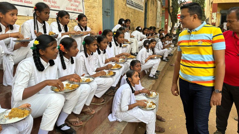 Vijayanagara District Collector MS Divakar cycles To inspect Cleaning drainage system 1