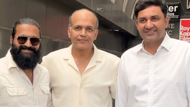 rishab shetty with Ashutosh Gowariker 1