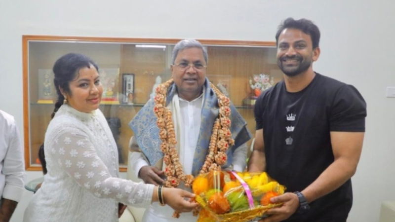 Daali Dhananjay with Siddaramaiah 1