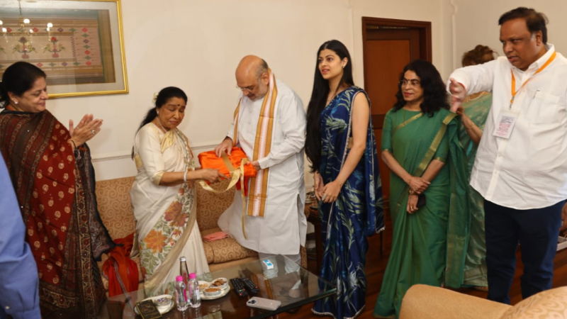 Asha Bhosle Amit Shah 1