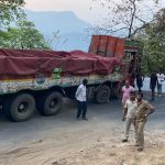 massive traffic jam choked Charmadi Ghat after a 12 wheeler truck broke down 2