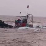 Malpe boat stuck in Arabian Sea 2