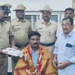Vijayanagara Police honour man for returning gold jewellery cash 2