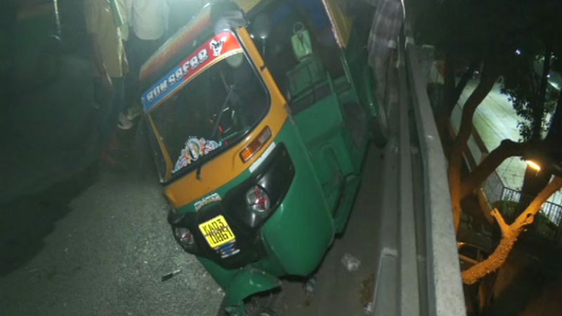 Hit and Run on KR Market Flyover Car collides with auto