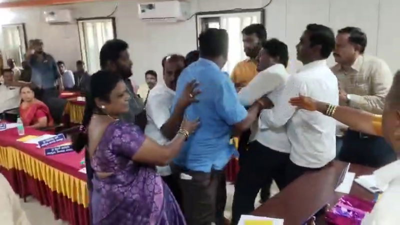 fight between congress members of honnali municipality over tender issue