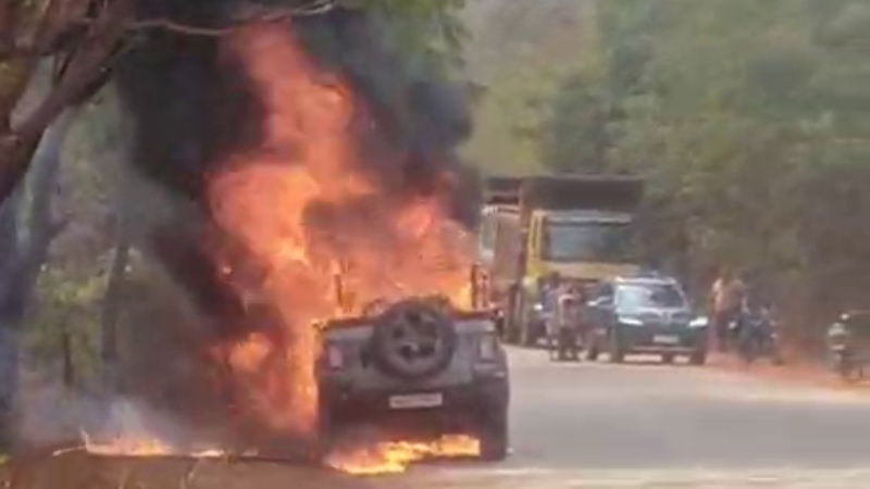 mahindra thar catches fire on sandur road ballari 2