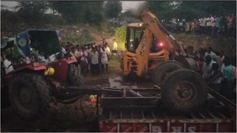 Tractor overturns after driver loses control one worker dies 8 injured Kudligi
