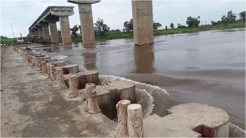 25 thousand cusecs of water released from Hipparagi reservoir Flood warning issued to people living near Krishna river