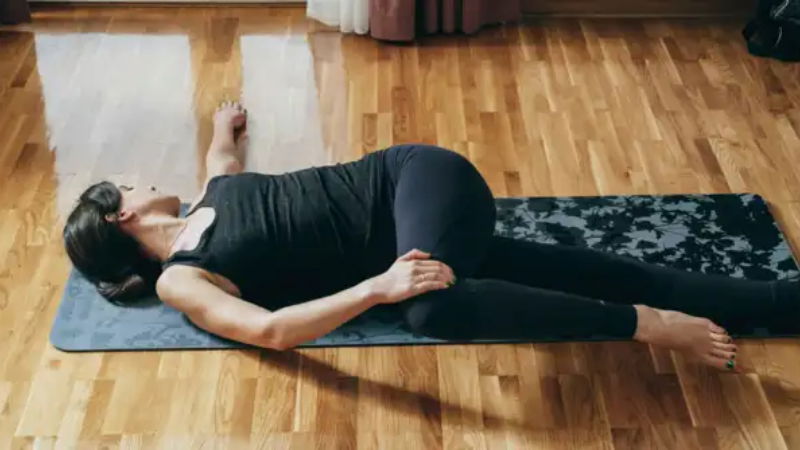 Ardha Jathara Parivartanasana