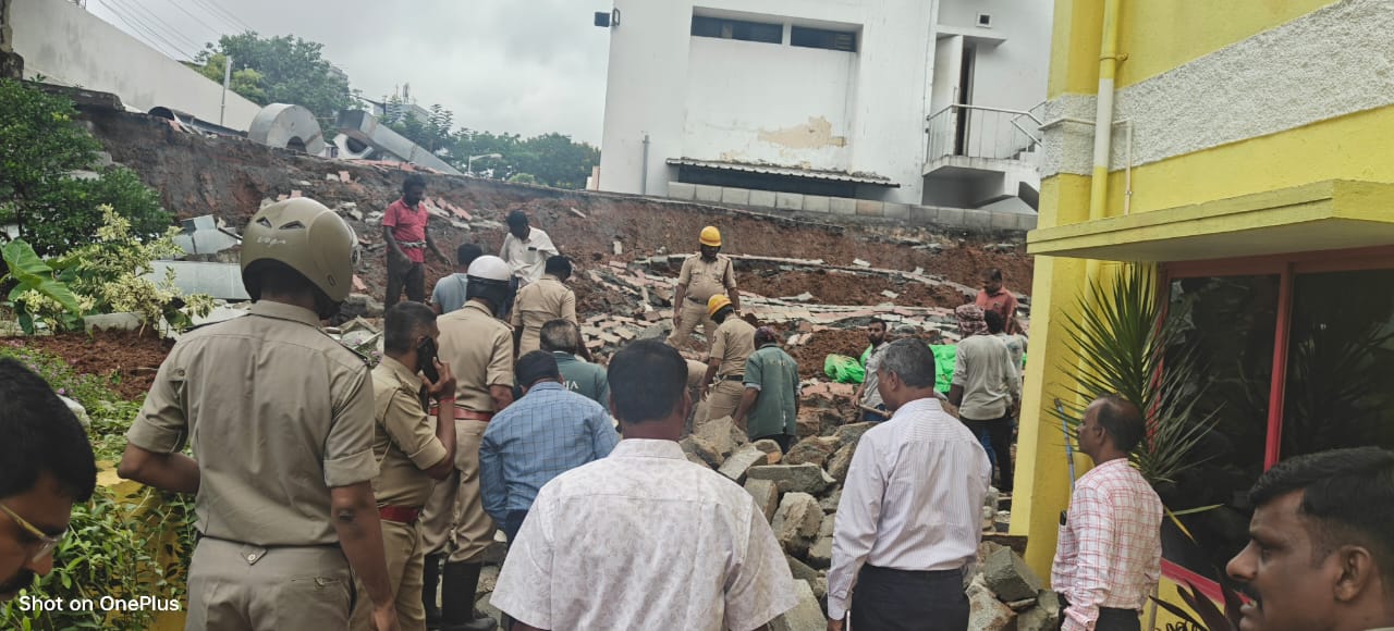 Bengaluru Mahadevapura Woman Death Compound Collapse